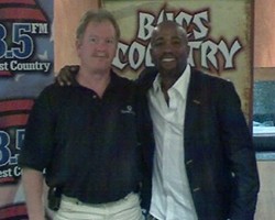 darius rucker of hootie and the blowfish country music star clear channel radio tampa florida